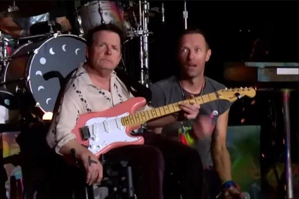 Tampil Bareng Coldplay, Michael J. Fox Main Gitar Lagu Fix You di Festival Glastonbury (FOTO: BBC MUSIC/YOUTUBE) 