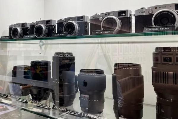 Kamera dan lensa dipajang di kantor pusat Fujifilm Holdings, di Tokyo, Jepang 7 Juni 2024. REUTERS 