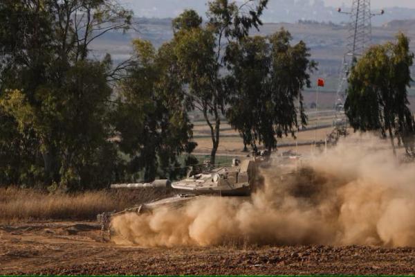 Sebuah tank Israel melakukan manuver di dekat perbatasan Israel-Gaza, di Israel, 27 Juni 2024. REUTERS 