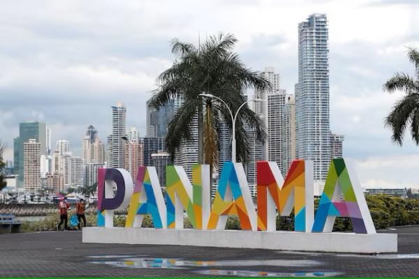 Tanda Panama terlihat di parador fotografi dengan latar belakang cakrawala kota, di Panama City, Panama 4 Oktober 2021. REUTERS 