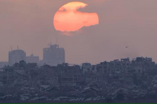 Matahari terbenam di Gaza, di tengah konflik Israel-Hamas, dilihat dari Israel, 27 Juni 2024. REUTERS 