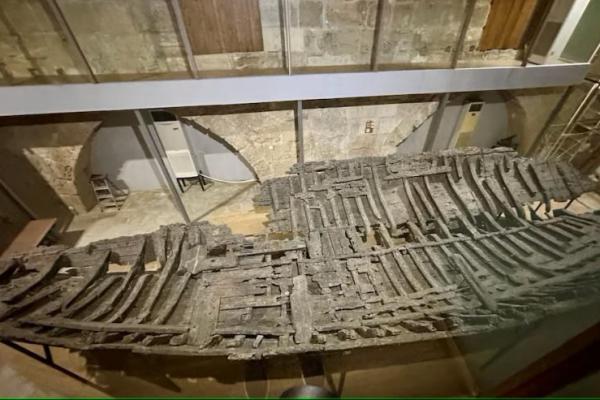 Sisa-sisa kapal kuno Kyrenia yang tenggelam di lepas pantai Siprus terlihat di museum di Kastil Kyrenia, di Siprus, 9 Februari 2024. Handout via REUTERS 