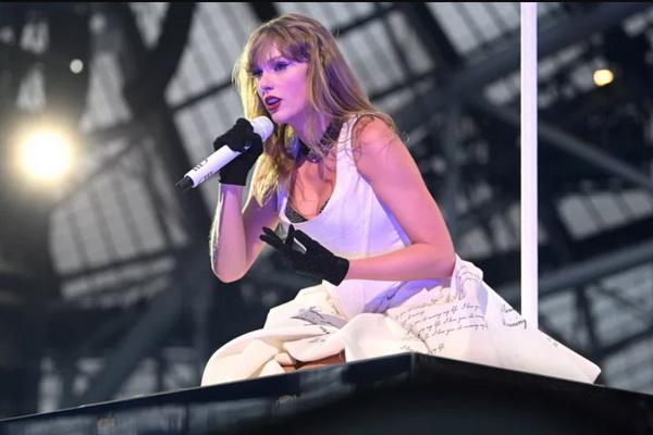 Taylor Swift Terjebak di Platform Panggung saat Konser Eras Tour di Dublin. (FOTO: CHARLES MCQUILLAN/TAS24/GETTY) 