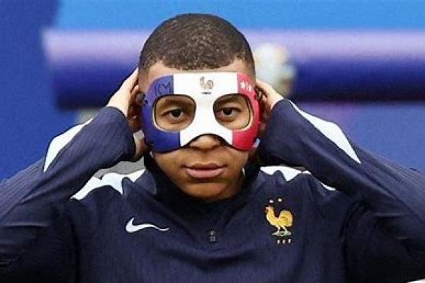 Kylian Mbappe saat menggunakan topeng karena patah hidung di Euro 2024. Foto: AFP 