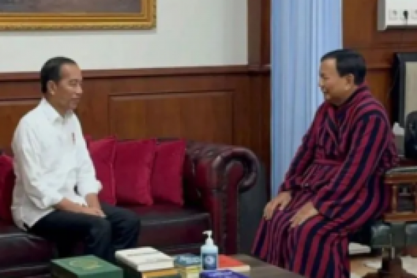 Presiden Joko Widodo menjenguk Menteri Pertahanan Prabowo Subianto saat menjalani pemulihan usai operasi cedera kaki kiri di RSPPN Jakarta. (Foto:Antara) 