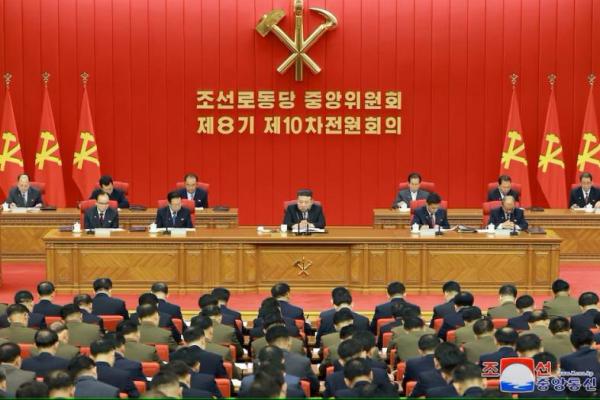 Pemimpin Korea Utara Kim Jong Un memimpin pertemuan penting partai yang berkuasa di Pyongyang, Korea Utara, 28 Juni 2024. KCNA melalui REUTERS 