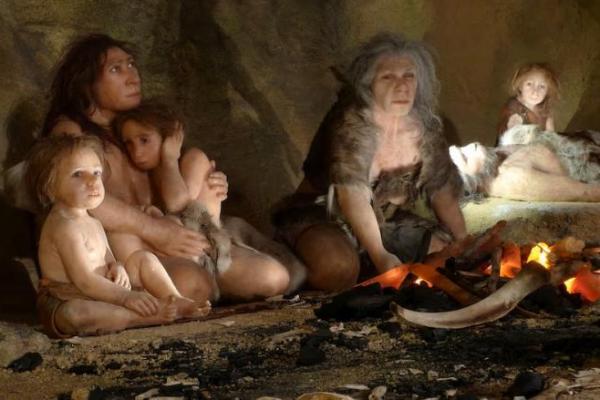 Sebuah pameran menunjukkan kehidupan keluarga Neanderthal di sebuah gua di Museum Neanderthal baru di kota utara Krapina 25 Februari 2010. REUTERS 