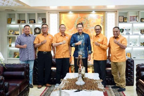 Ketua MPR Bambang Soesatyo alias Bamsoet (ketiga dari kanan) menerima pengurus KONI DKI Jakarta, di Jakarta, Selasa (Foto Humas MPR) 