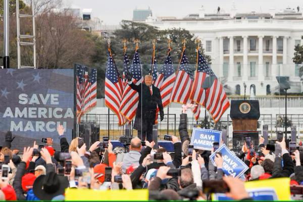 Presiden AS Donald Trump melambai kepada para pendukungnya saat rapat umum di Washington, AS, 6 Januari 2021. REUTERS 