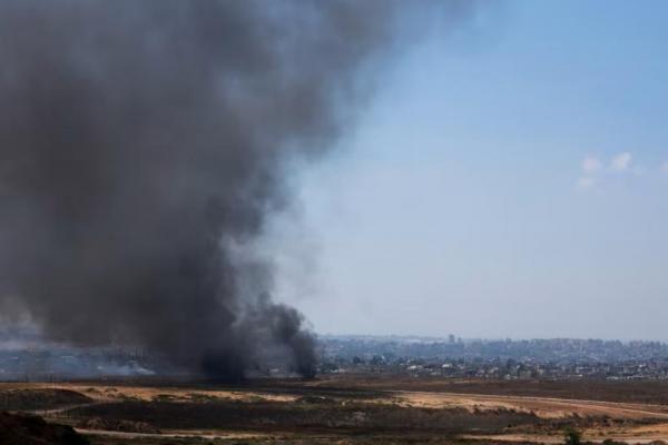 Asap mengepul dari Gaza, seperti yang terlihat dari Israel, 2 Juli 2024. REUTERS 