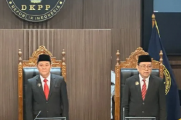 DKPP menjatuhkan sanksi pemberhentian tetap kepada Ketua KPU Hasyim Asyari (foto:Antara) 