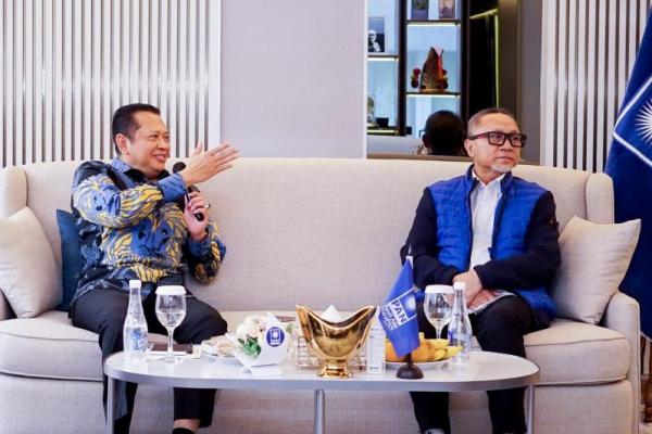 Ketua MPR Bambang Soesatyo alias Bamsoet (kiri) dalam Silaturahmi Kebangsaan Pimpinan MPR dengan Ketua Umum PAN sekaligus Ketua MPR RI ke-15 Zulkifli Hasan, di kantor DPP PAN, Jakarta, Rabu (Foto Humas MPR) 