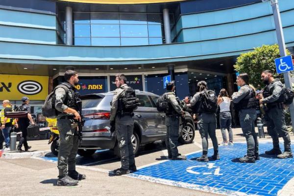 Polisi perbatasan Israel berdiri di luar pusat perbelanjaan menyusul serangan penikaman di Karmiel, Israel utara 3 Juli 2024. REUTERS 