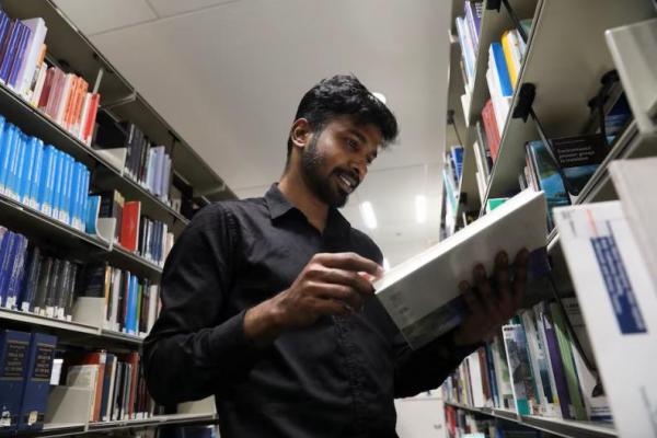 Prathesh Panjak, 27, seorang pemilih imigran pertama dan mahasiswa pascasarjana di Universitas Salford, di Manchester, Inggris, 28 Juni 2024. REUTERS 