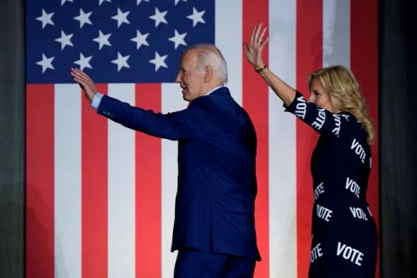 Presiden Joe Biden dan ibu negara Jill Biden melambai usai kampanye di Raleigh, North Carolina, AS, 28 Juni 2024. REUTERS 