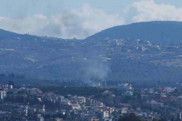 Asap mengepul di sisi Lebanon dekat perbatasan dengan Israel, seperti yang terlihat dari Tirus, Lebanon selatan 21 November 2023. REUTERS 