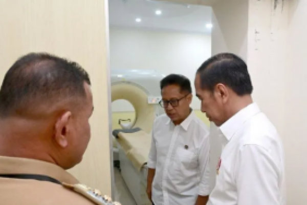 Presiden Joko Widodo Saat meninjau RSUD Sinjai, Sulawesi Selatan. (foto:Setpres-Antara) 