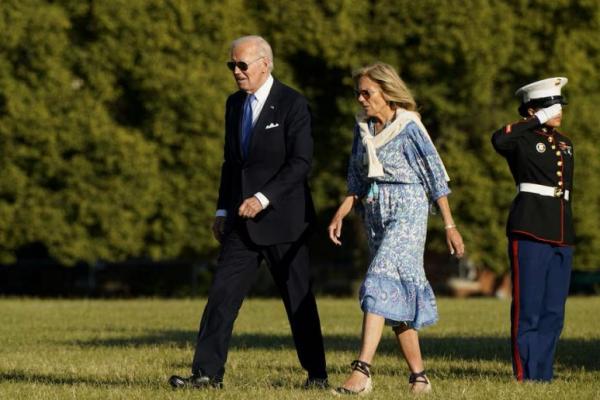 Presiden Joe Biden dan ibu negara Jill Biden berjalan dari Marine One di Fort McNair di Washington, AS 1 Juli 2024. REUTERS 