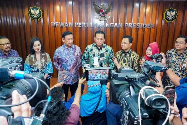 Ketua MPR Bambang Soesatyo alias Bamsoet (tengah) memberi keterangan usai Silaturahmi Kebangsaan Pimpinan MPR dengan Jajaran Wantimpres, di Kantor Wantimpres, Jakarta, Jumat (Foto: Humas MPR) 