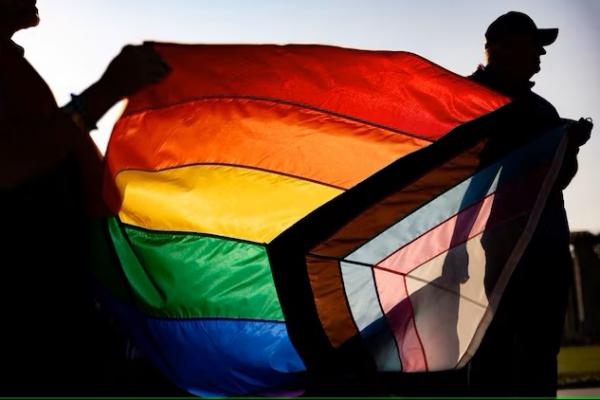  Pengibaran bendera kebanggaan untuk mengawali Pride Month di Doylestown. REUTERS 