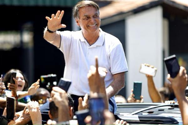Mantan Presiden Brasil Jair Bolsonaro di hadapan pendukungnya usai pertemuan kenegaraan Partai Liberal, di Goiania, Brasil, 4 April 2024. REUTERS 