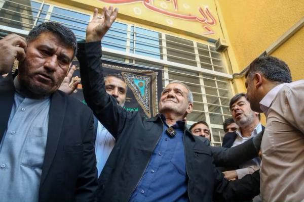 Kandidat presiden Iran Masoud Pezeshkian melambai ke arah kerumunan saat pemilihan presiden putaran kedua di Teheran, Iran, 5 Juli 2024. WANA via REUTERS 