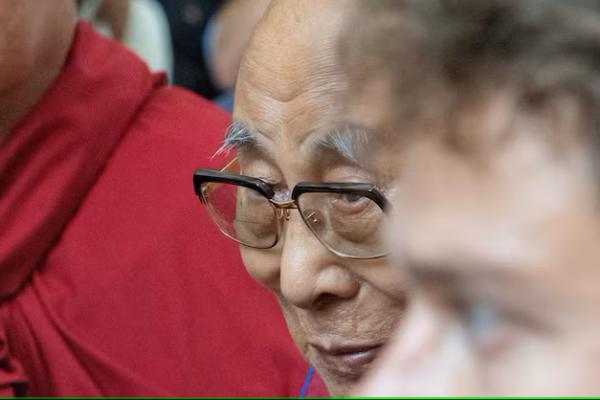 Pemimpin spiritual Tibet, Dalai Lama, tiba di hotelnya di New York City, AS, 23 Juni 2024. REUTERS 