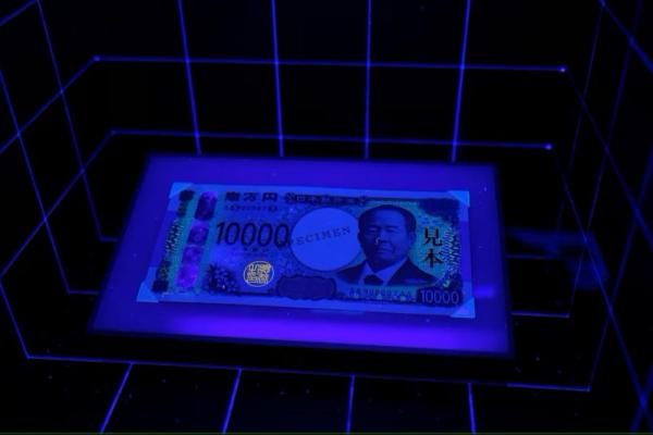 Contoh uang kertas 10.000 Yen baru dipajang di bawah lampu untuk menunjukkan perbedaannya dengan uang palsu, di Tokyo, Jepang 3 Juli 2024. REUTERS 