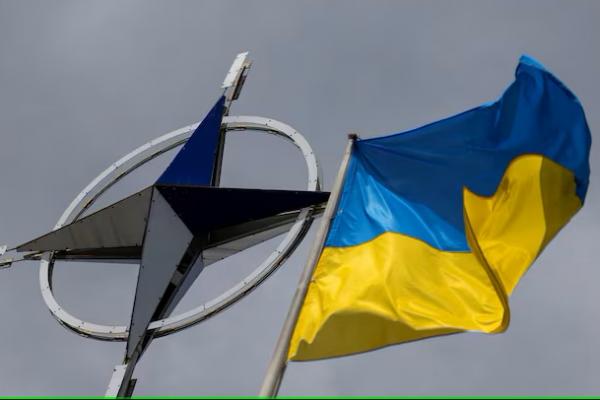 Bendera nasional Ukraina digambarkan di depan lambang NATO, di pusat Kyiv, Ukraina 11 Juli 2023. REUTERS 