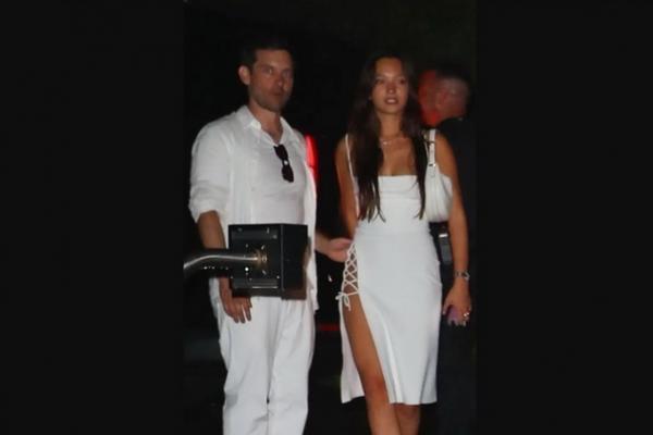 Tobey Maguire dan Lily Chee menghadiri acara White Party The Fourth of July di kediaman Michael Rubin. (FOTO: BACKGRID) 