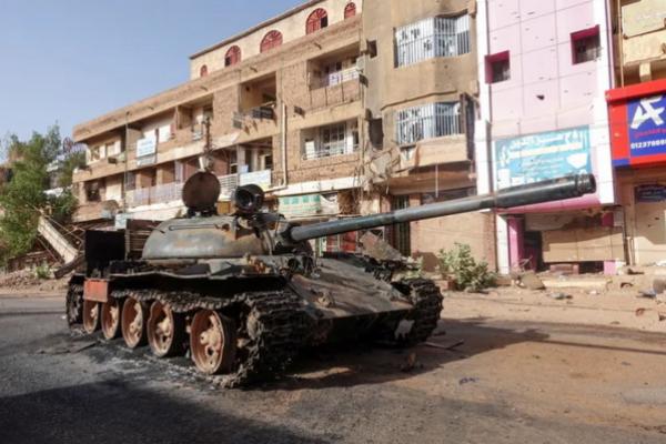 Tank militer yang rusak di jalan, hampir setahun setelah perang antara SAF dan RSF, di Omdurman, Sudan. (FOTO: REUTERS) 