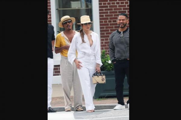 Jennifer Lopez terlihat di New York, Jumat (5/7/2024) mengenakan gelang dengan liontin inisial Ben Affleck. (FOTO: PENATUA ORDONEZ) 