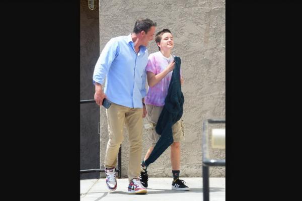 Bahagia Jalan-jalan dengan Putrinya Seraphina, Ben Affleck Kembali Pakai Cincin Kawin (FOTO: THE IMAGE DIRECT) 