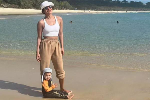 Cuti Syuting, Priyanka Chopra dan Putrinya Malti Liburan di Pantai Australia