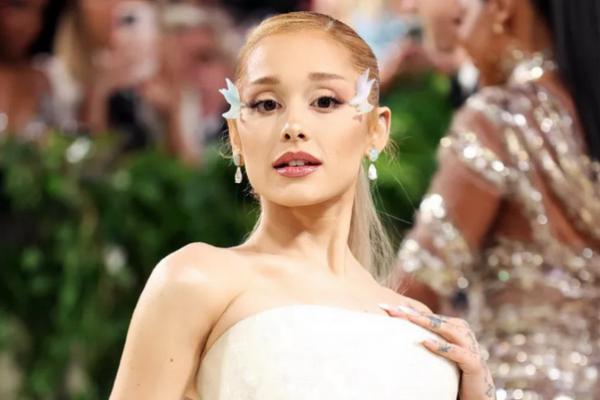 Suaranya Dikritik Berubah, Begini Komentar Ariana Grande