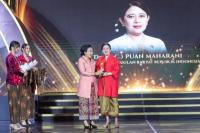 Berbalut Kebaya Merah Puan Terima Kartini Award