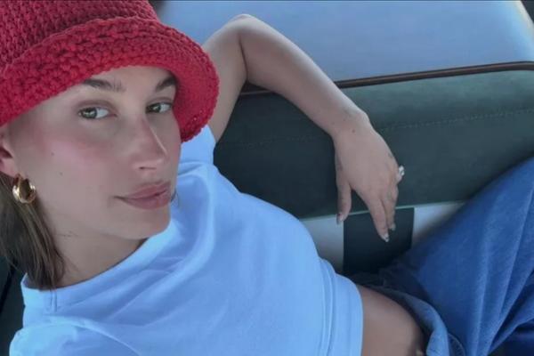 Pakai Overall Denim, Hailey Bieber yang Hamil Pamer Foto Baby Bump