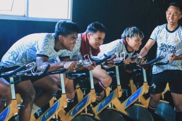 Skuad Semen Padang tengah menjalani sesi latihan. Foto: PT LIB 