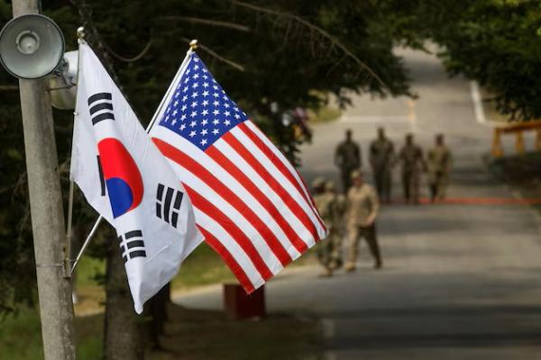 Bendera Korea Selatan dan Amerika berkibar bersebelahan di Yongin, Korea Selatan, 23 Agustus 2016. Handout via REUTERS 