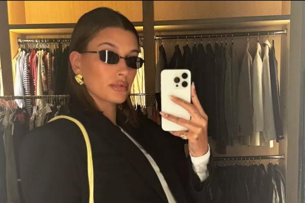 Selfie, Hailey Bieber Pamerkan Perut Buncitnya yang Semakin Membesar