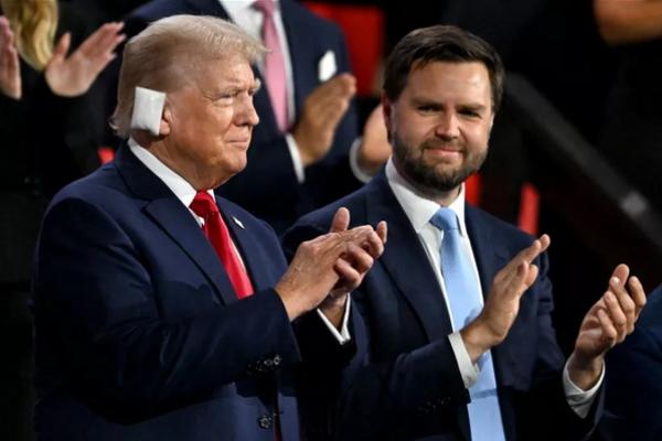 Tampil Resmi Pertama Bersama Cawapresnya JD Vance, Donald Trump Pakai Perban di Telinga