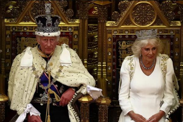 Raja Charles, mengenakan Mahkota Negara Kekaisaran dan Jubah Negara, dan Ratu Camilla, mengenakan Mahkota Negara George IV, sebelum Pidato Raja di ruang sidang House of Lords, pada tanggal 17 Juli 2024. (FOTO:HENRY NICHOLLS/POOL/AFP/GETTY) 