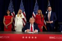 Dukung Donald Trump di RNC, Melania dan Ivanka Pakai Busana Merah Putih