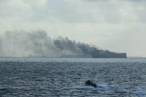 Tanker Terbakar Usai Tabrakan Dekat Singapura, Diduga Bawa Minyak Iran