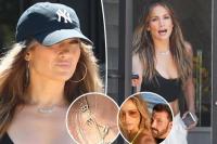 Tak Lagi Pakai Inisial Ben Affleck, Jennifer Lopez Kini Pakai Kalung Berlian Bertuliskan Namanya Sendiri. (FOTO: BACKGRID)