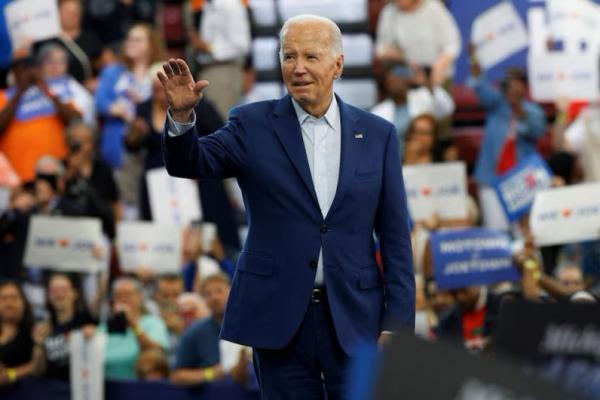 Presiden Joe Biden melambai kepada pendukungnya saat kampanye di Detroit, Michigan, AS, 12 Juli 2024. REUTERS 