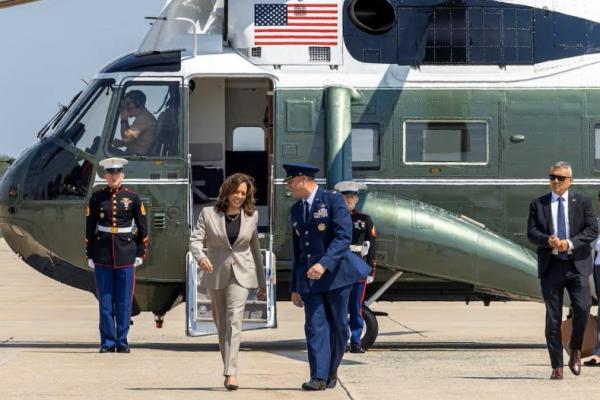 Wakil Presiden Kamala Harris berjalan saat dia meninggalkan Pangkalan Gabungan Andrews di Maryland, AS, 18 Juli 2024. REUTERS 