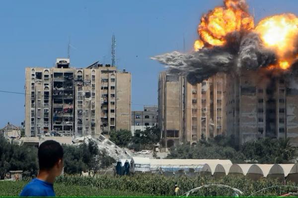 Ledakan terjadi menyusul serangan udara Israel terhadap sebuah bangunan tempat tinggal, di Nuseirat di Jalur Gaza tengah, 20 Juli 2024. REUTERS 