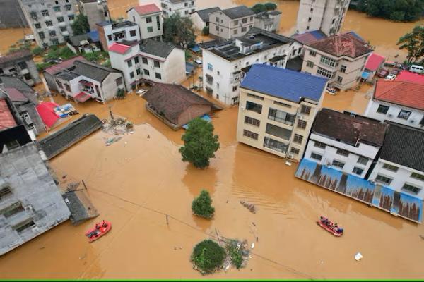 Pemandangan udara dari bangunan-bangunan yang terendam banjir setelah hujan lebat melanda kota-kota di provinsi Hunan, Tiongkok, 2 Juli 2024 via REUTERS. 