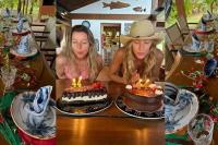 Gisele Bundchen merayakan hari ulang tahun ke-44 bersama saudara kembarnya. (FOTO: INSTAGRAM/GISELE BUNDCHEN)